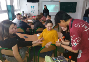 Student z Chin prowadzi zajęcia z uczniami
